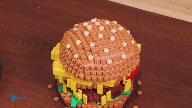 САМЫЙ вирусный бургер в мире в LEGO - огромный бургер с раклетом из РАСПЛАВЛЕННОГО СЫРА! смотреть онлайн