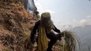 1.Горкхали добывают мед возле горы  Эверест. || Охота на безумный мед ||  Восточный  Сельский Непал