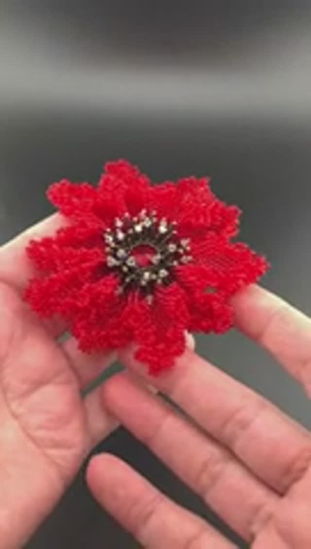 Брошь цветок из бисера.