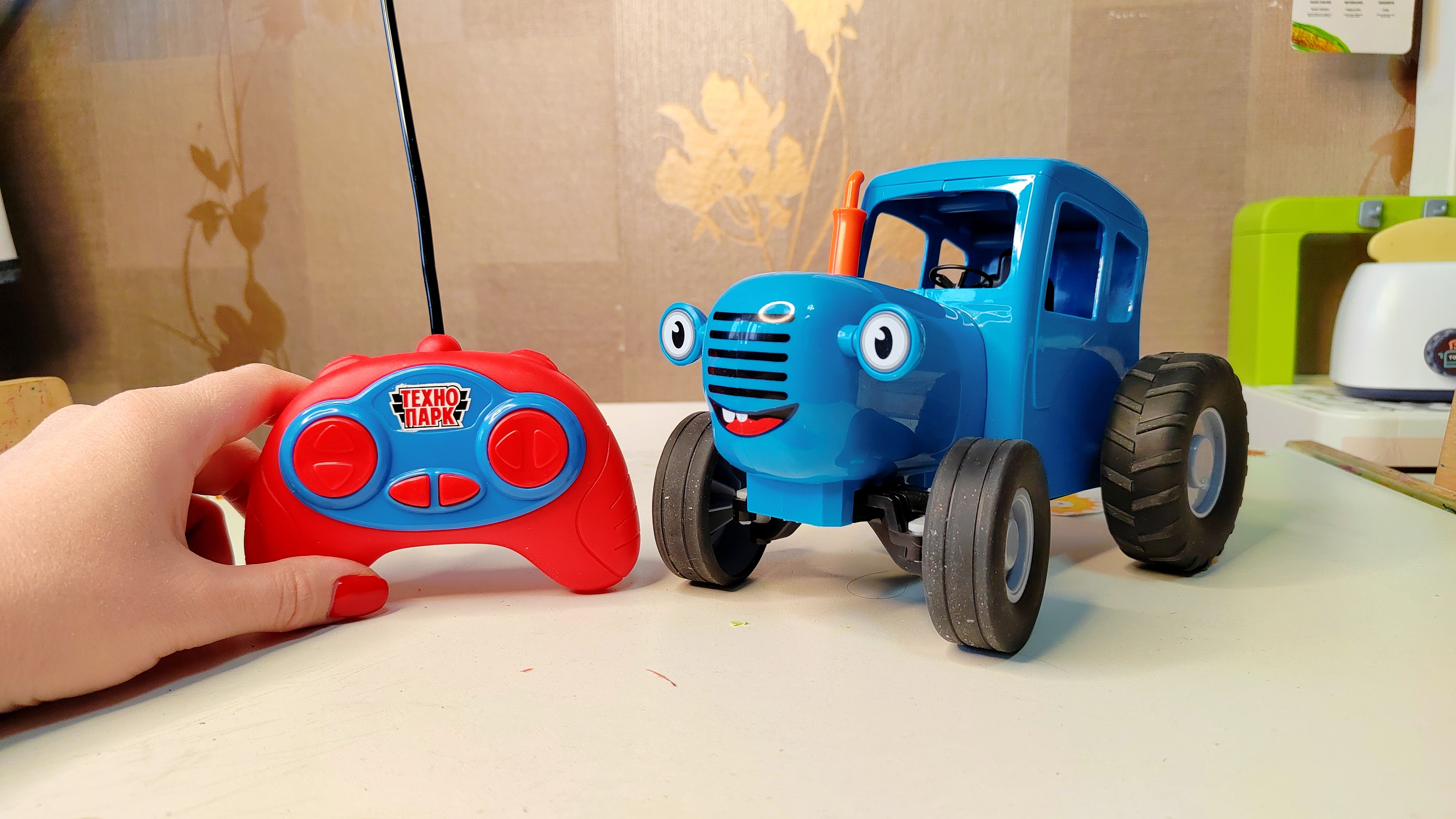 СИНИЕ ТРАКТОРЫ 🚜 и внедорожник на радиоуправлении 🚘 ОБЗОР ИГРУШЕК смотреть онлайн