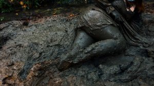 [ 88% ]▫️Девушка в черном платье и туфлях в грязи