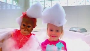 Настя и песенка про ванную с игрушками