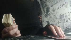 Что он хотел бы сказать вам прямо сейчас? Расклад Таро