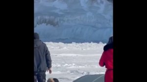 МОМЕНТ УХОДА ПОД ЛЁД "БУХАНКИ" С КИТАЙСКИМИ ТУРИСТАМИ.