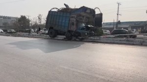 Грузовик въехал в бордюр. Пакистанские автомеханики