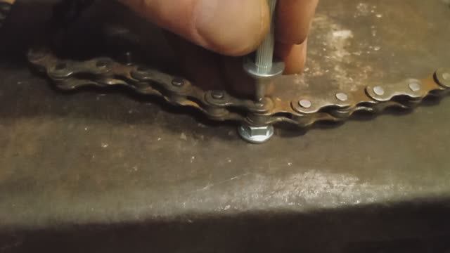 Как разобрать (расклепать) цепь велосипеда без инструмента смотреть онлайн