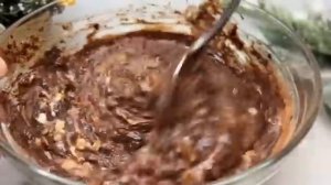 Вкусный шоколадный десерт из банана, овсянки и какао.