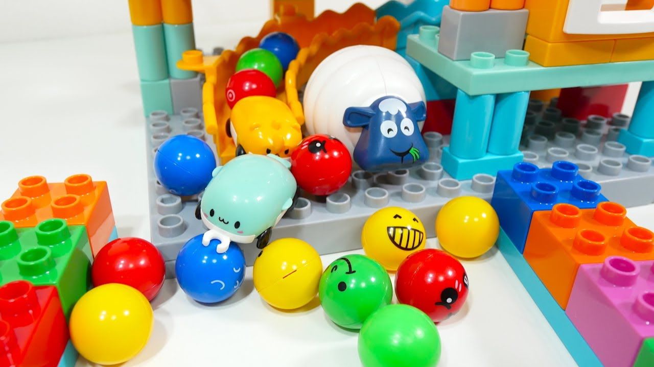 СТРОИМ ГОРКУ ДЛЯ ШАРИКОВ С ОВЕЧКОЙ КАТАЕМ ШАРИКИ ВИДЕО ДЛЯ ДЕТЕЙ ДЕТСКИЙ КАНАЛ ИГРАЛКИ-ЗАЛИПАЛКИ