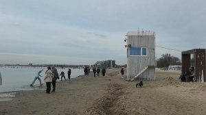 Отдыхаю.Два дня на море. Вляпались новыми кроссовками в мазут.