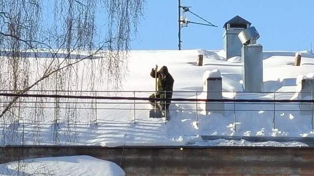 Мужик чистит снег с крыши смотреть онлайн