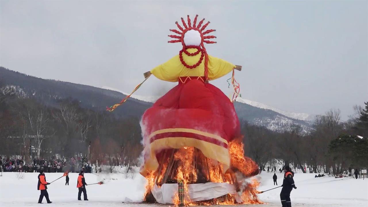 В российских регионах шумно и весело провожают Масленицу. смотреть онлайн