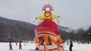 В российских регионах шумно и весело провожают Масленицу.