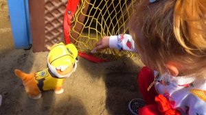 Настя ищет с Крепышом потерявшиеся игрушки на детской площадке