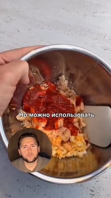 Лук порей, запеченный с тунцом и соусом из цукини