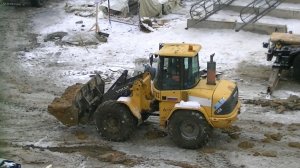 Погрузчик Volvo L45B перемещает грунт