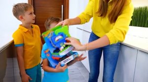 Влад и Никита играют с детскими машинками | Hot Wheels City Слайм Челлендж