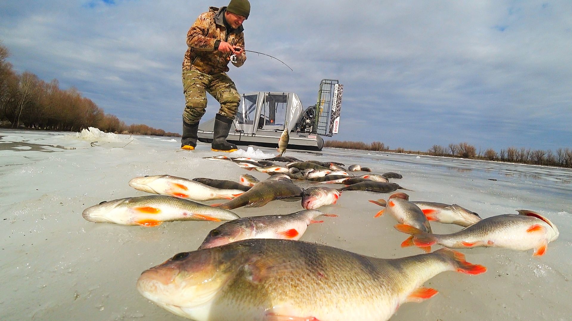 ВОТ ЭТО РЫБАЛКА! ОКУНИ КАБАНЫ ПО ПОСЛЕДНЕМУ ЛЬДУ. ТЫСЯЧИ УТОК. Рыбалка на жерлицы. Зимняя рыбалка смотреть онлайн