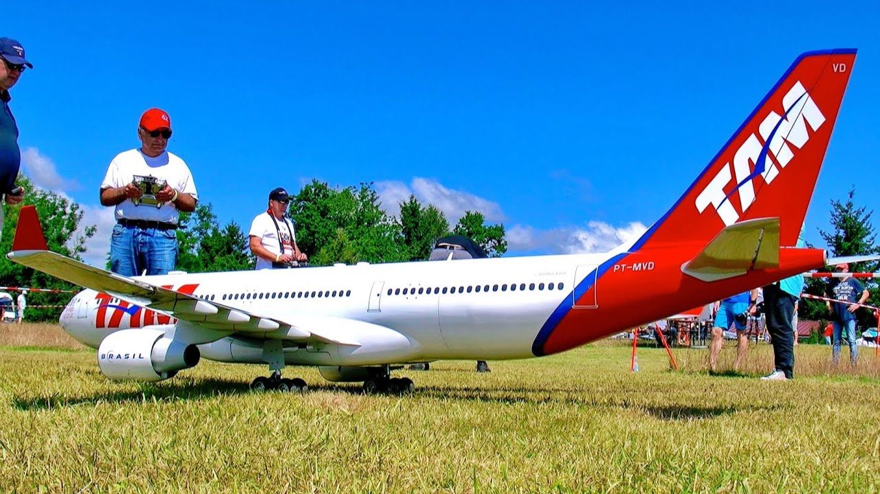 Красивый радиоуправляемый AIRBUS A330-200 Демонстрация полёта