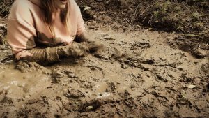 [ 92% ]▫️Девочка в розовых леггинсах и носках в грязи