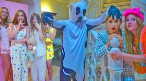 КТО ПРЯЧЕТСЯ ПОД МАСКОЙ ПРИЗРАКА!!! СТРАШНАЯ НОЧЬ!!