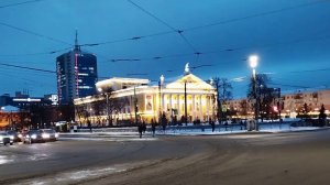 Театр оперы и балета в Челябинске вечером