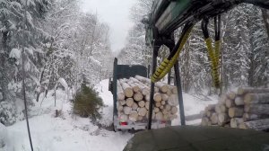 Урал и Камаз шоссейник, возим лес. Камаз застрял немного...