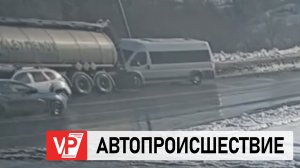 МИКРОАВТОБУС ВЛЕТЕЛ В СТОЯЩИЙ БОЛЬШЕГРУЗ В ВОЛГОГРАДЕ