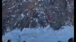 Момент ухода под лёд «буханки» с китайскими туристами на Байкале