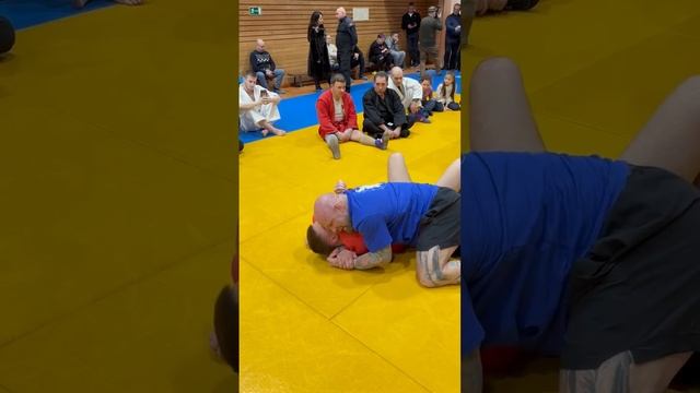 База борьбы от джеффа Монсона- удушение руками после сбива соперника из положения в упоре.