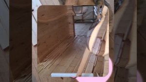 1000049111.mp4 (Собака наблюдает за устройством лестницы на 2 этаж в доме А-фрейм)