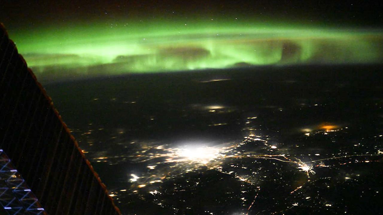 Огни культурной столицы: Роскосмос поделился фотографией Петербурга с борта МКС смотреть онлайн