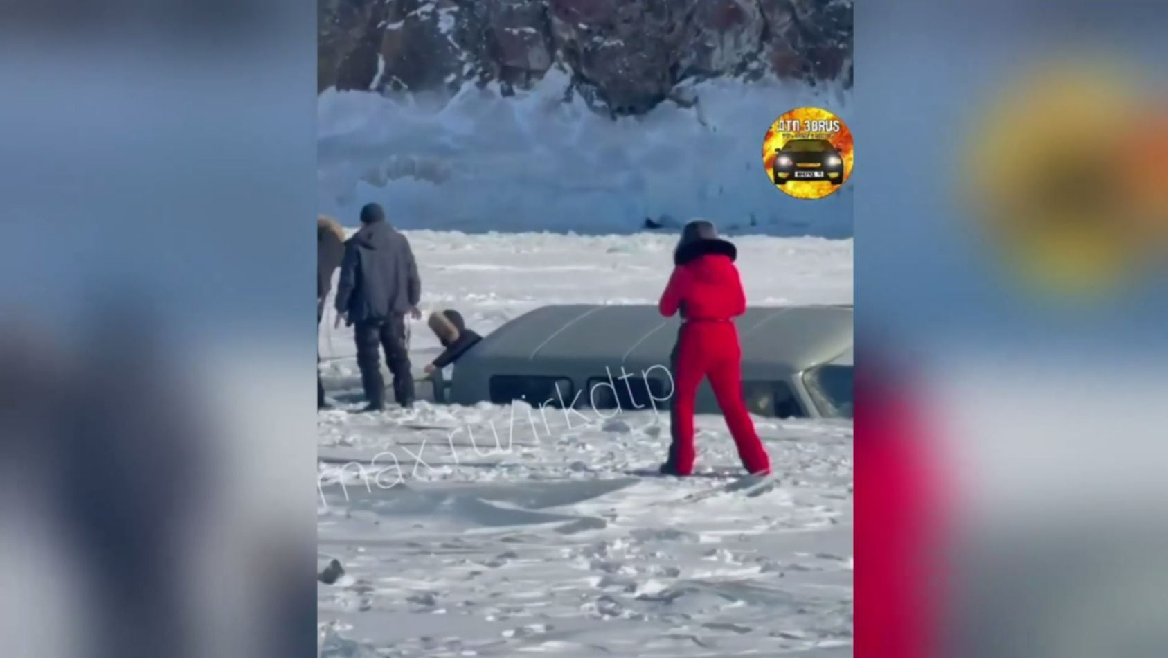 روسيا.. غرق حافلة سياحية في بحيرة بايكال смотреть онлайн