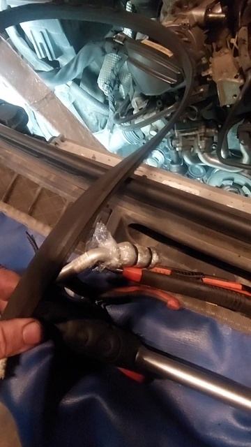 GL 166 Отслоилса ремень генератора и порвал шланг компресора кондиционера .