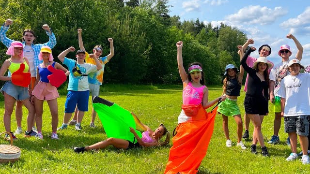 НОВЕНЬКИЕ БЛИЗНЯШКИ В КАМПУСЕ 😳 ПОДРОСТКИ РАЗДЕЛИЛИСЬ! БАСКЕТБОЛИСТЫ НАКАЗАЛИ ЛУЗЕРОВ! смотреть онлайн