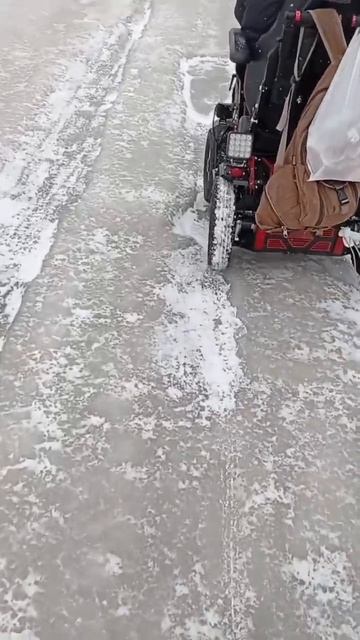 Виктор Потапов помогает своим односельчанам принести покупки с маркетплейсов до дома caterwil