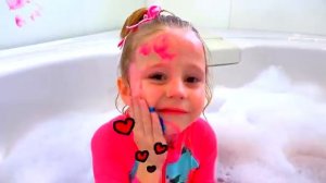 Настя и песенка про ванную с игрушками