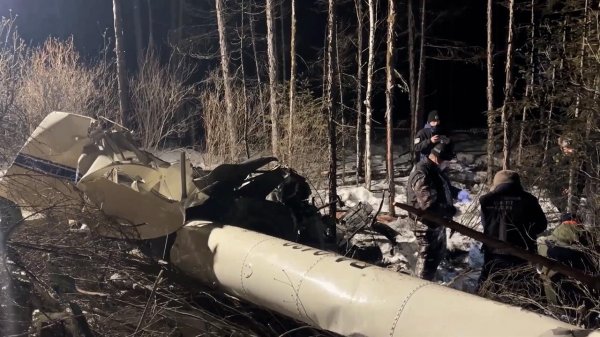 Опубликованы новые кадры с места крушения вертолета в Амурской области