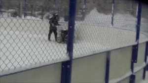 "Снег, снежок!" - чистка катка от снега в Тихвине 22 февраля 2026 г.