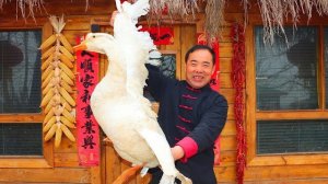 Огромный гусь, копченый с добавлением сахарного тростника. Кухня Китая