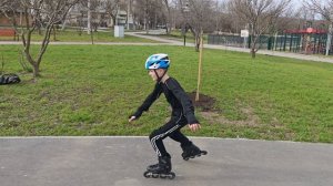 Ребёнок катается на роликовых коньках.