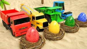 Сборка строительной техники и грузовиков из яиц-сюрпризов - Игрушечные машинки для детей