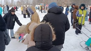 ПРАЗДНИК, ЖАРИМ ШАШЛЫКИ, ЗАСТОЛЬЕ.