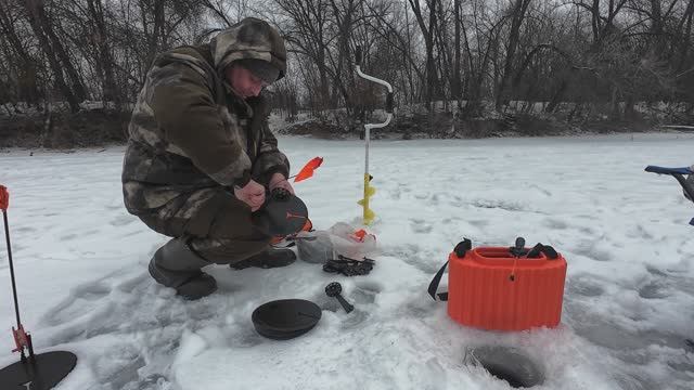 Зимняя рыбалка 2026г. Середина Февраля. Жерлицы по прежнему молчат зато нашёл крупную плотву. смотреть онлайн