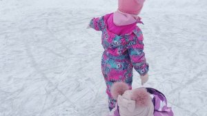 Первый раз идем на каток.