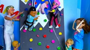 КАК ОНИ ТУДА ЗАЛЕЗЛИ!😱🤪НА СКАЛОДРОМ! Катя и Макс веселая семейка! Куклы Барби мультики Даринелка