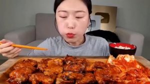 Мукбанг курица и кимчхи Еда на камеру
