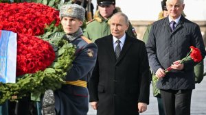 Путин возложил венок к Могиле Неизвестного Солдата в День защитника Отечества