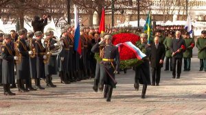 Путин возложил венок к Могиле Неизвестного Солдата в Александровском саду: видео.