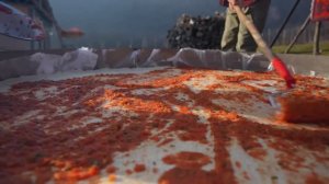 Пицца настолько огромная, что потребовалась тяжелая техника! Лучший хрустящий картофель