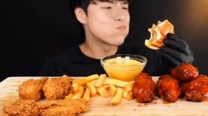 Хрустящий мукбанг курица, картофель фри, бургер Еда на камеру